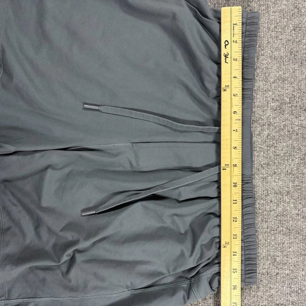 Lululemon Shorts Mens Large Gray Drawstring Active Pockets 5.5